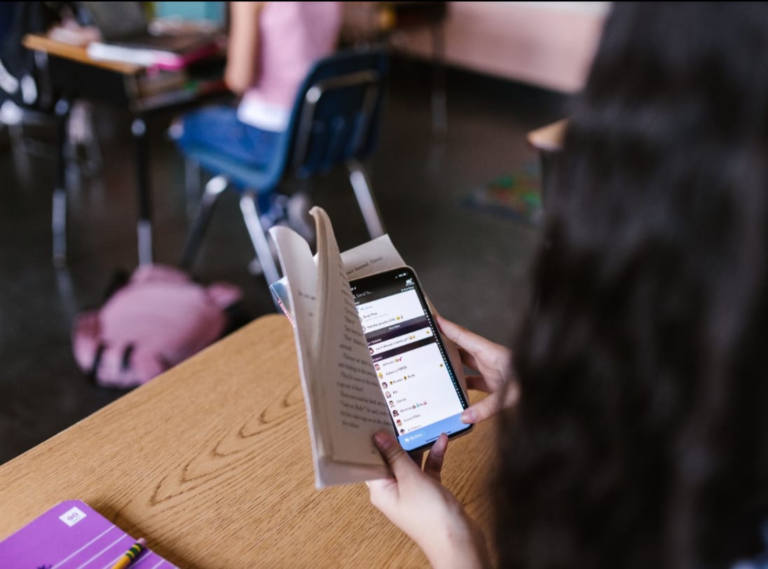 El principal reto es fomentar que los estudiantes autorregulen el uso de los dispositivos en clase.