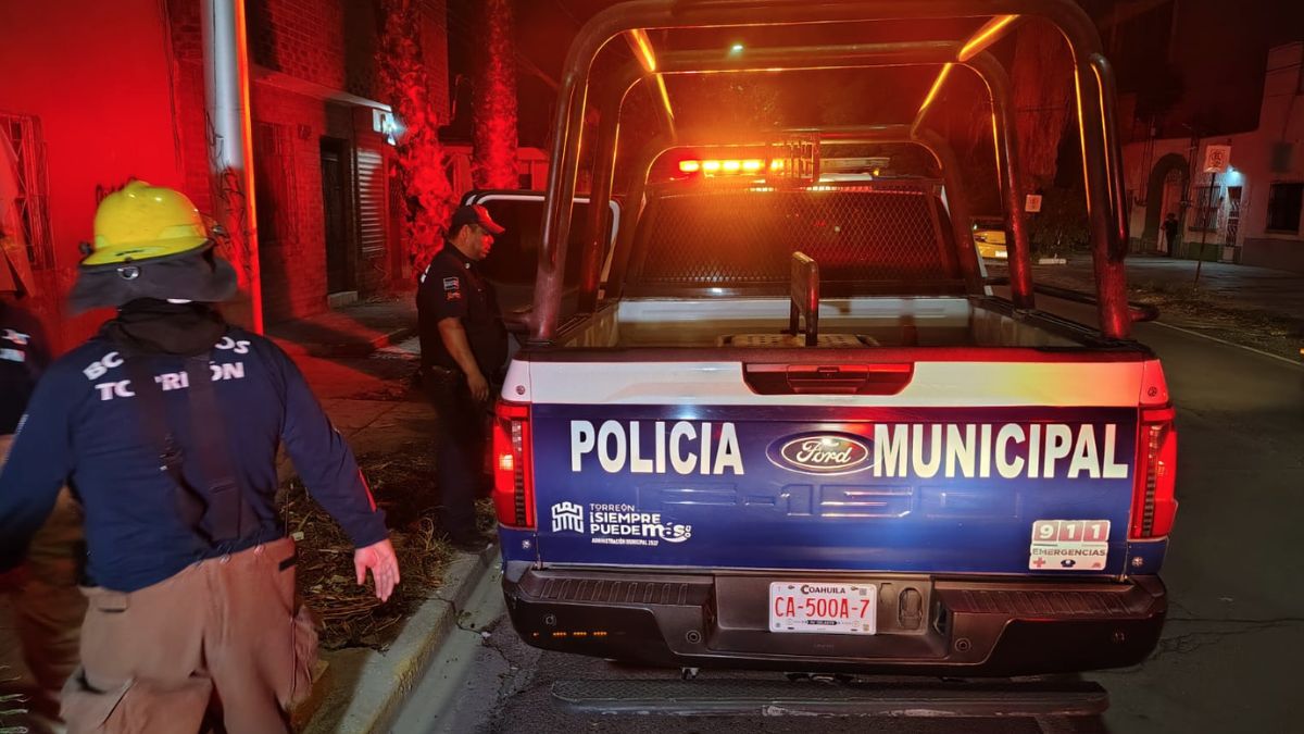 La propiedad, construida con materiales antiguos como adobes y techos de vigas, presenta un deterioro severo.