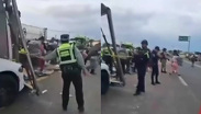 Rapiñan cargamento de pantalones tras volcadura de tráiler en la autopista México-Tulancingo