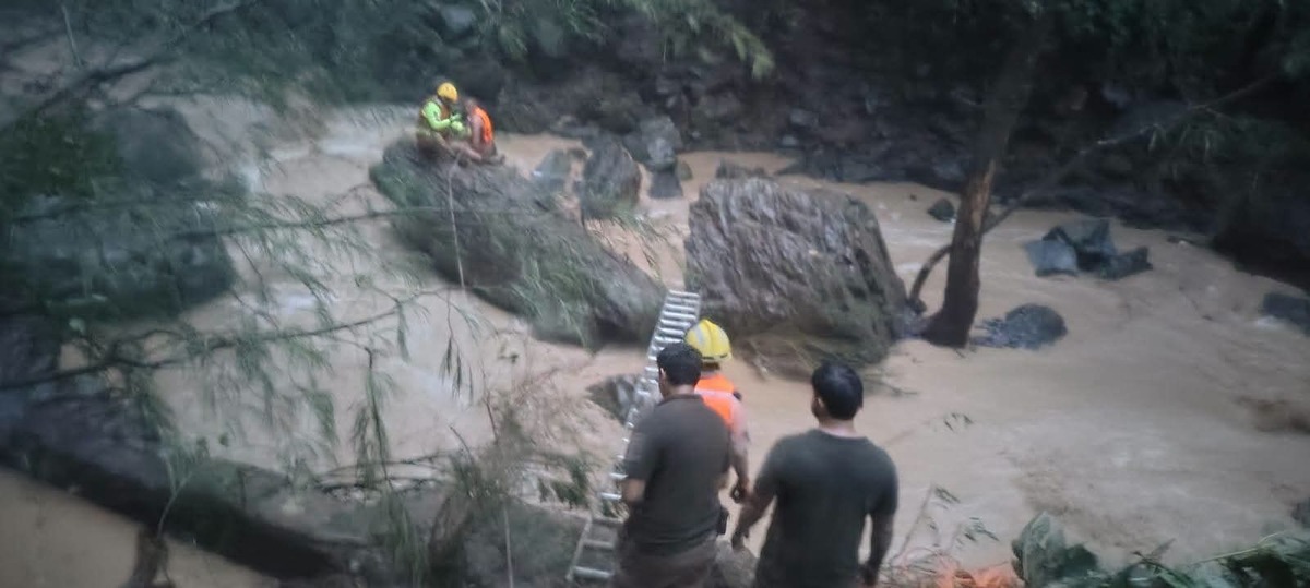 Rescatistas se apoyaron con una escalera para cruzar el cuerpo de agua. | Raúl Aguilar Lares