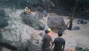 Rescatistas se apoyaron con una escalera para cruzar el cuerpo de agua. | Raúl Aguilar Lares