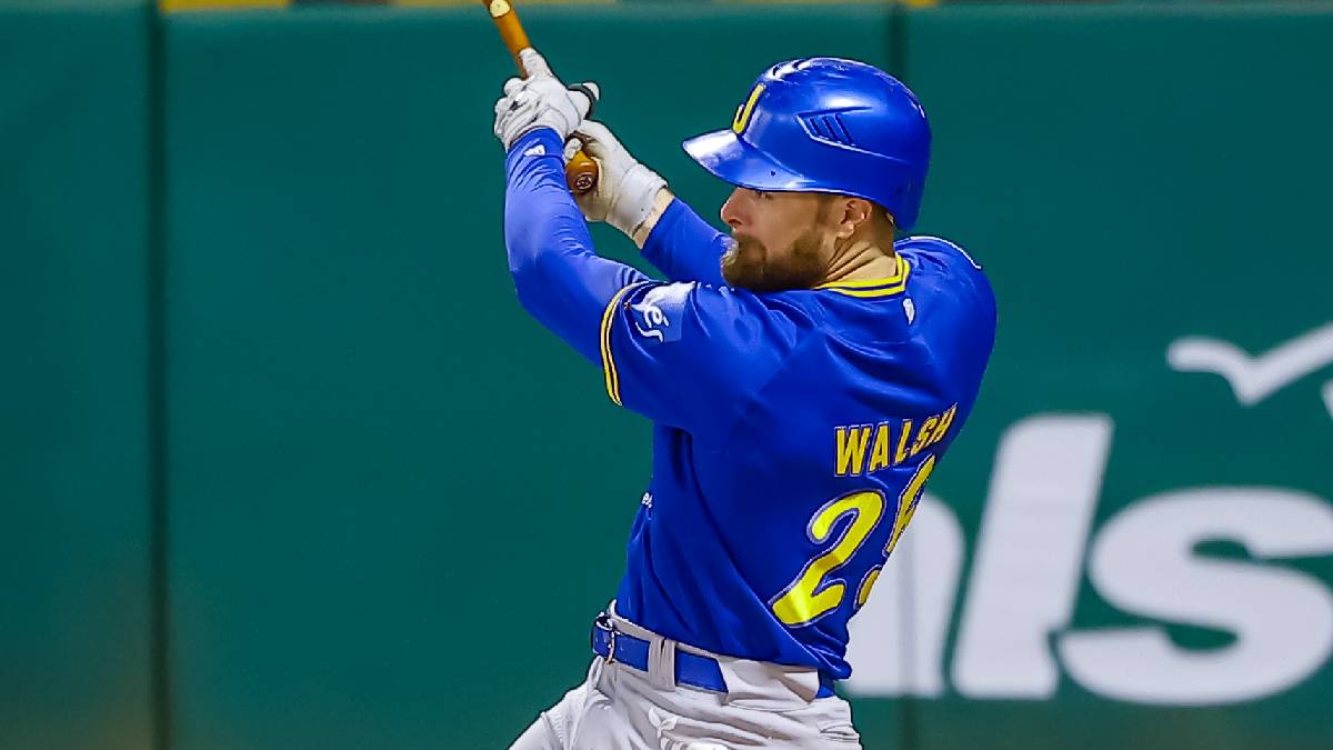 Walsh volvió a vestirse de héroe. Con dos compañeros en circulación, desapareció la pelota entre los jardines izquierdo y central.