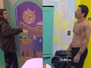 El cantante tomó con humor el reclamo de Klitbo, quien aseguró que el volumen de las pláticas en la cocina se escucha hasta su habitación.