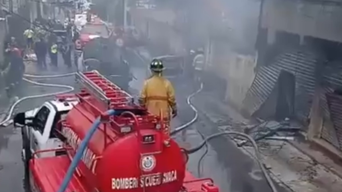 Carlos narra la fuerte explosión de una pipa en la colonia Las Granjas de Cuernavaca. / Redes sociales