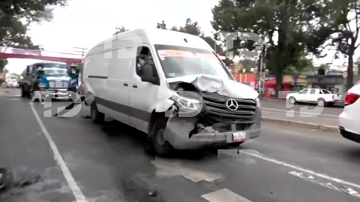 Choque de 5 vehículos paraliza circulación en Venustiano Carranza