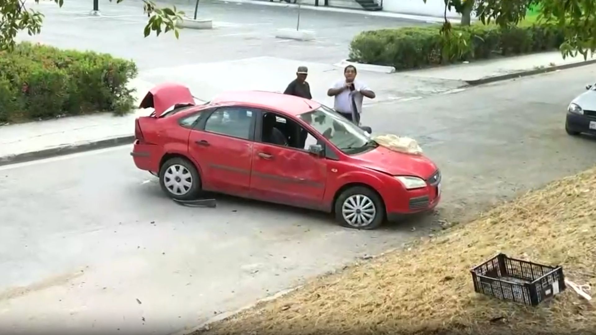 Conductor de 69 años sobrevive a aparatosa volcadura en Guadalupe