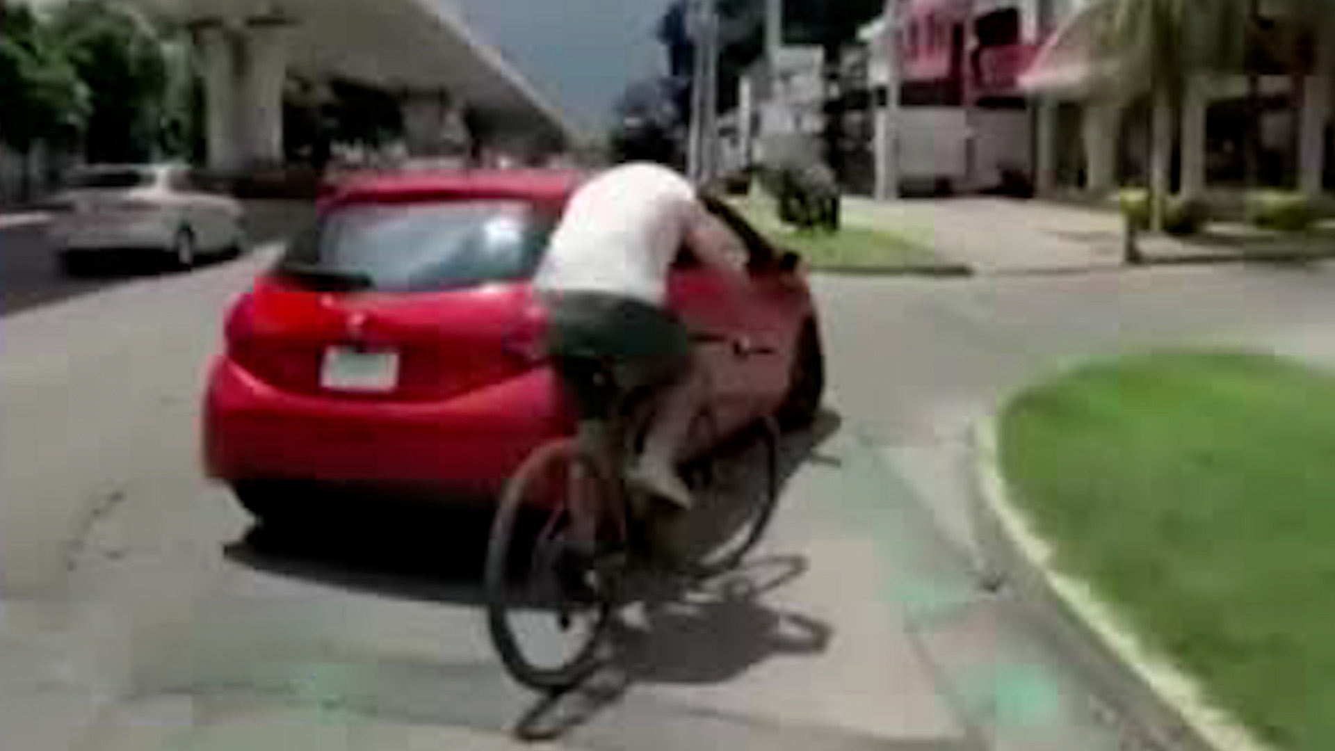 Conductor ignora ciclovía y atropella a ciclista en Avenida Revolución, Guadalajara