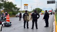 El conductor de la motocicleta habría perdido el control de la unidad y derrapado sobre el pavimento.