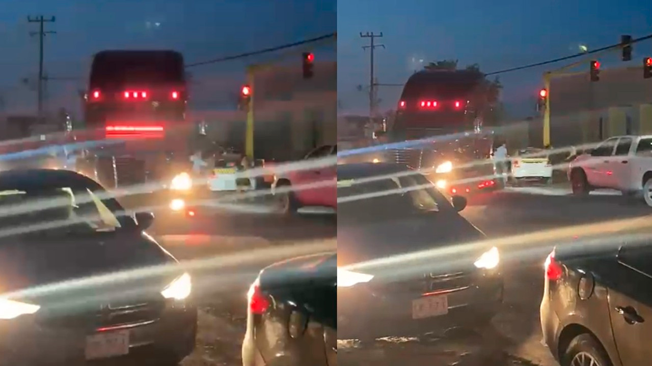 Conductor de tráiler avanza entre manifestantes durante bloqueo en Juárez