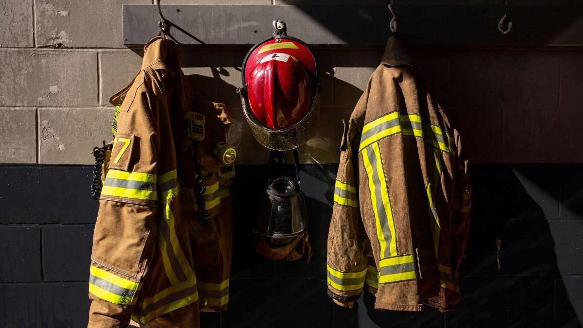 Elementos de Protección Civil y Bomberos trabajaron arduamente para controlar el fuego y evitar que las llamas alcanzaran inmuebles aledaños / CANVA