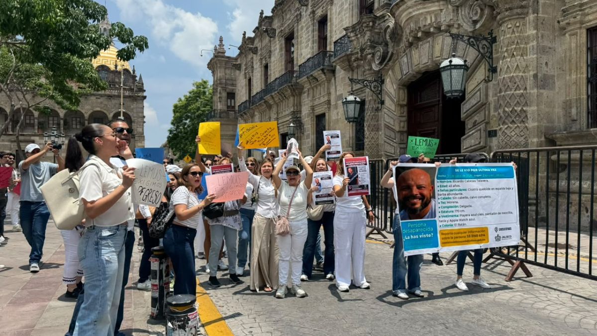 Familiares y colaboradores se manifestaron afuera del Palacio de Gobierno |