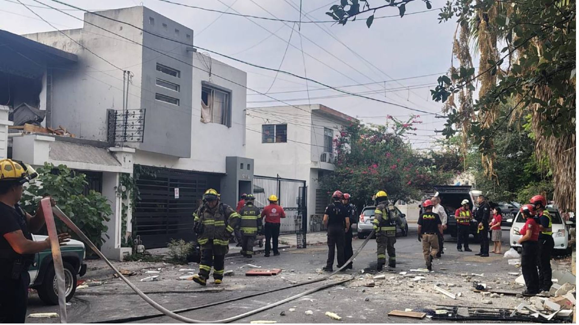 Flamazo por aparente fuga de gas deja daños y un lesionado grave en Monterrey