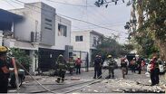 Flamazo por aparente fuga de gas deja daños y un lesionado grave en Monterrey
