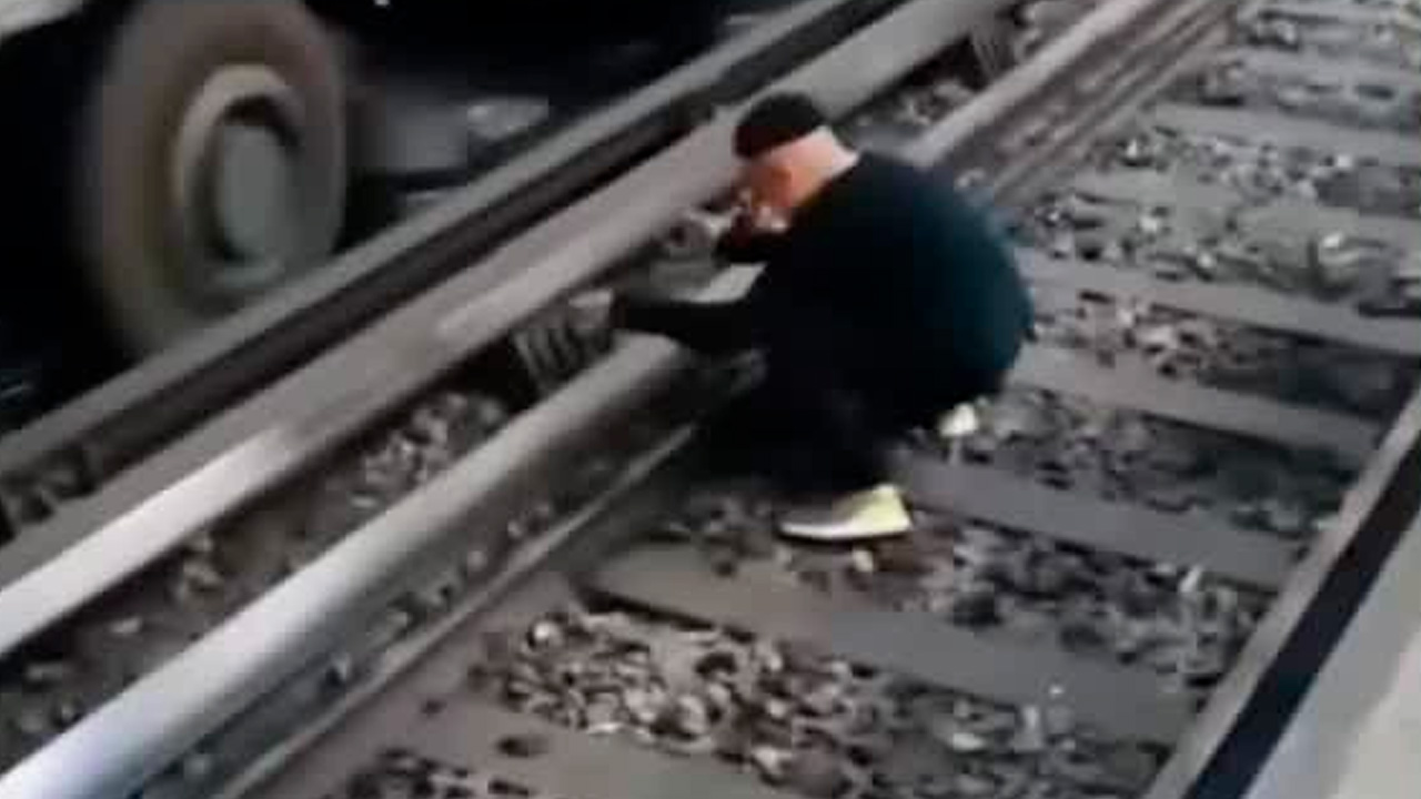 Hombre ingresa a las vías de la línea 2 del Metro y provoca movilización