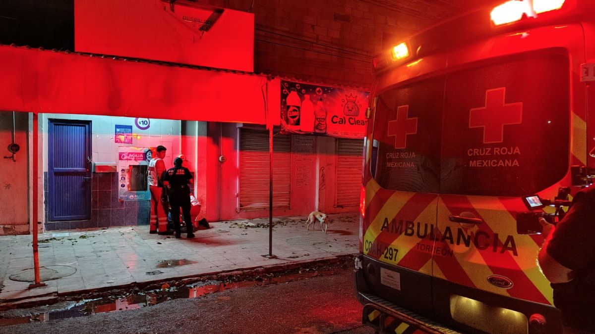 Fue interceptado por cuatro individuos en una privada del mismo sector, quienes comenzaron a agredirlo físicamente.