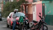 Iztapalapa: Delincuentes despojan de su moto a repartidor en la colonia Renovación