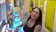 Karina Torres entró al baño de La Casa de los Famoso para expresar cómo se ha sentido en el reality | Redes sociales