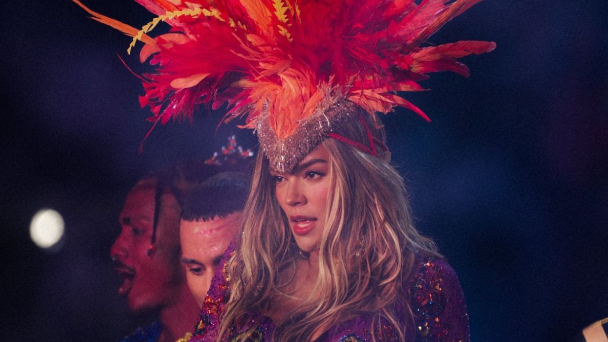 Karol G junto a Bruno Mars y Drake en temas como ‘Still’ y ‘Ahí’, sumando a Greg Gonzalez, Judeline y Rusowsky a su repertorio.