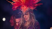 Karol G junto a Bruno Mars y Drake en temas como ‘Still’ y ‘Ahí’, sumando a Greg Gonzalez, Judeline y Rusowsky a su repertorio.