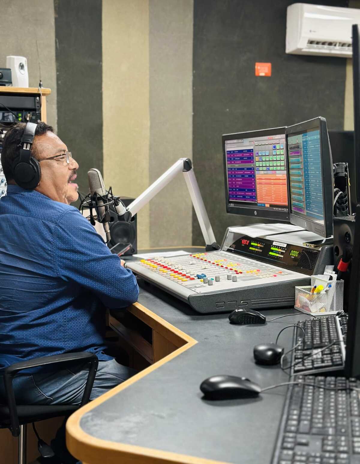 Locutores mantienen viva la magia de Stereo Saltillo en la radio.