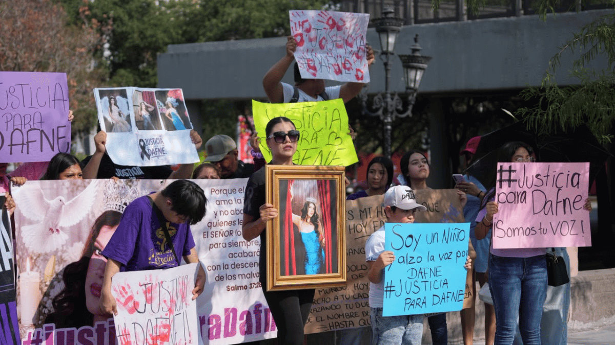 Marcha por Dafne en el Centro de Monterrey; exigen justicia