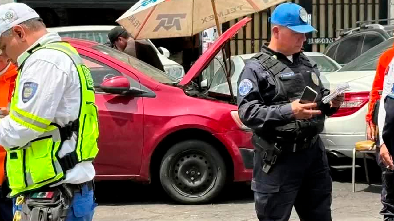 Mecánico queda atrapado bajo un auto tras accidente en taller de la Cuauhtémoc