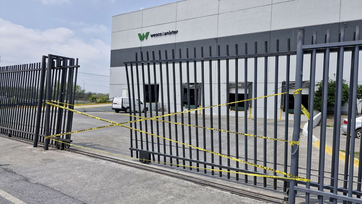 Moviliza accidente en Parque Stiva; vigilante es hospitalizado tras caída de portón.