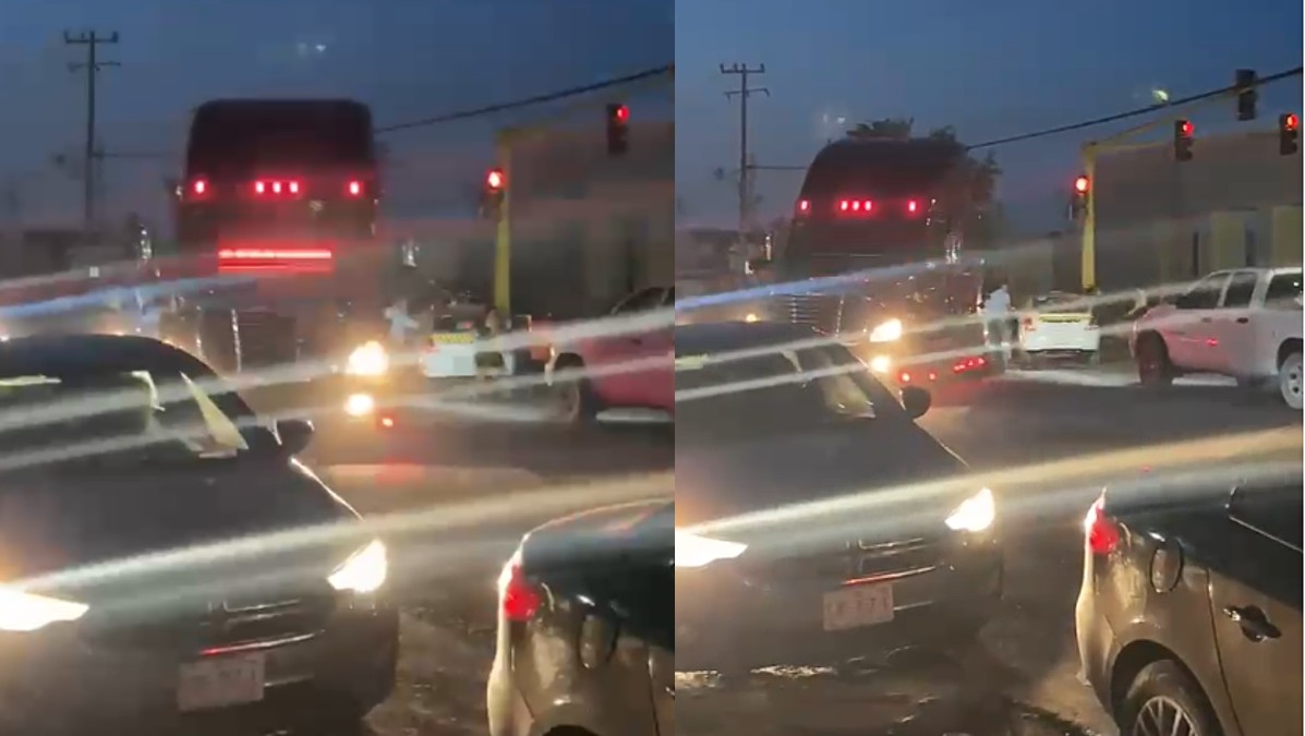 El operador del tráiler avanzó con la pesada unidad pese a la presencia de los manifestantes.