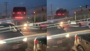 El operador del tráiler avanzó con la pesada unidad pese a la presencia de los manifestantes.