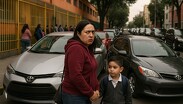 Los padres de familia suelen estacionarse en doble fila al dejar a sus hijos en las escuelas y al ir por ellos en la Ciudad de México / IA