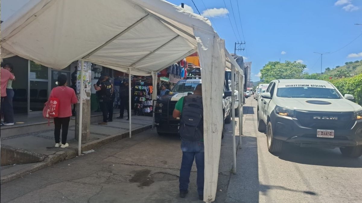 Paramédicos de la Cruz Roja y bomberos acudieron al sitio, pero solo pudieron confirmar que el niño ya no presentaba signos vitales