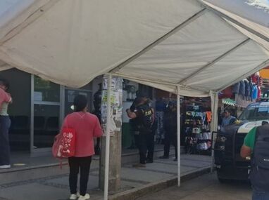 Paramédicos de la Cruz Roja y bomberos acudieron al sitio, pero solo pudieron confirmar que el niño ya no presentaba signos vitales
