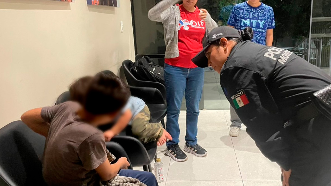 Resguardan a dos niños presuntamente abandonados en el centro de Monterrey