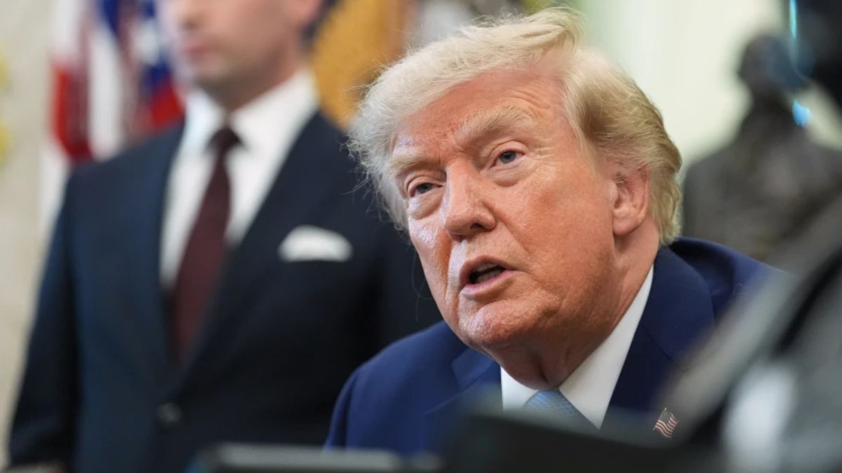 Trump limita la nacionalidad a hijos de diplomáticos y casos de fraude, desafiando la interpretación de la 14ª Enmienda.