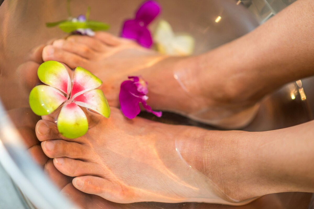 El baño de pies con agua tibia puede generar una sensación de relajación.