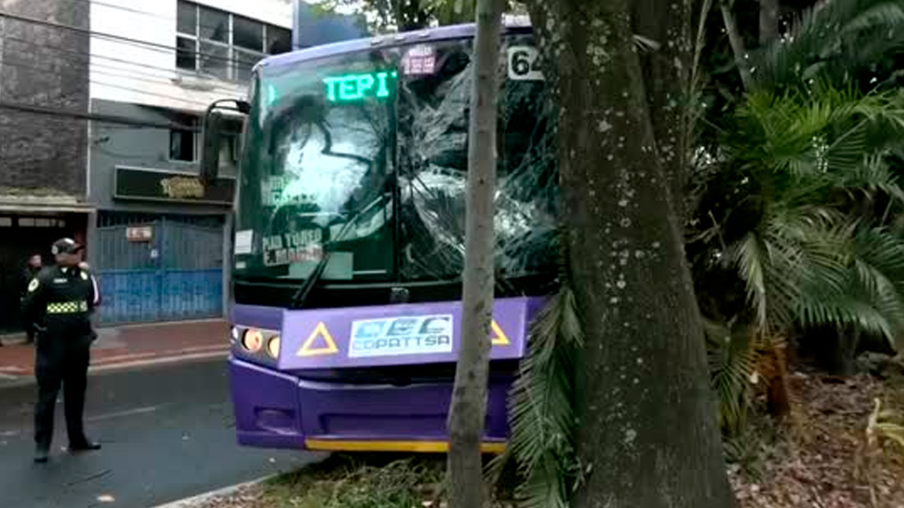 Camión de transporte público choca contra árbol en Miguel Hidalgo; hay dos lesionados