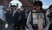 Decenas de personas acudieron al último adiós de la mujer, algunos aún absortos por el crimen que le arrebató la vida / Agencia Es Imagen