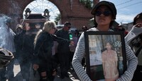 Decenas de personas acudieron al último adiós de la mujer, algunos aún absortos por el crimen que le arrebató la vida / Agencia Es Imagen