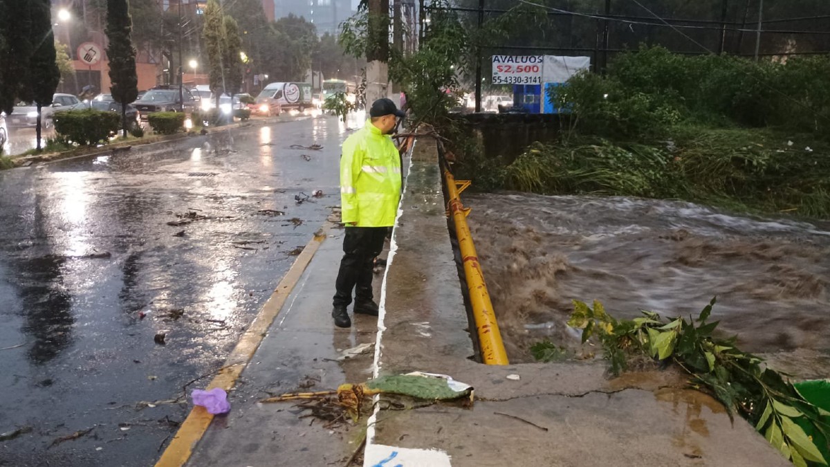 Se desborda el Río Magdalena en Ciudad de México por lluvias intensas. / X @SGIRPC_CDMX