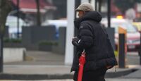 Los habitantes de la Ciudad de México salen con chamarras a las calles por el frío y las lluvias. | Cuartoscuro