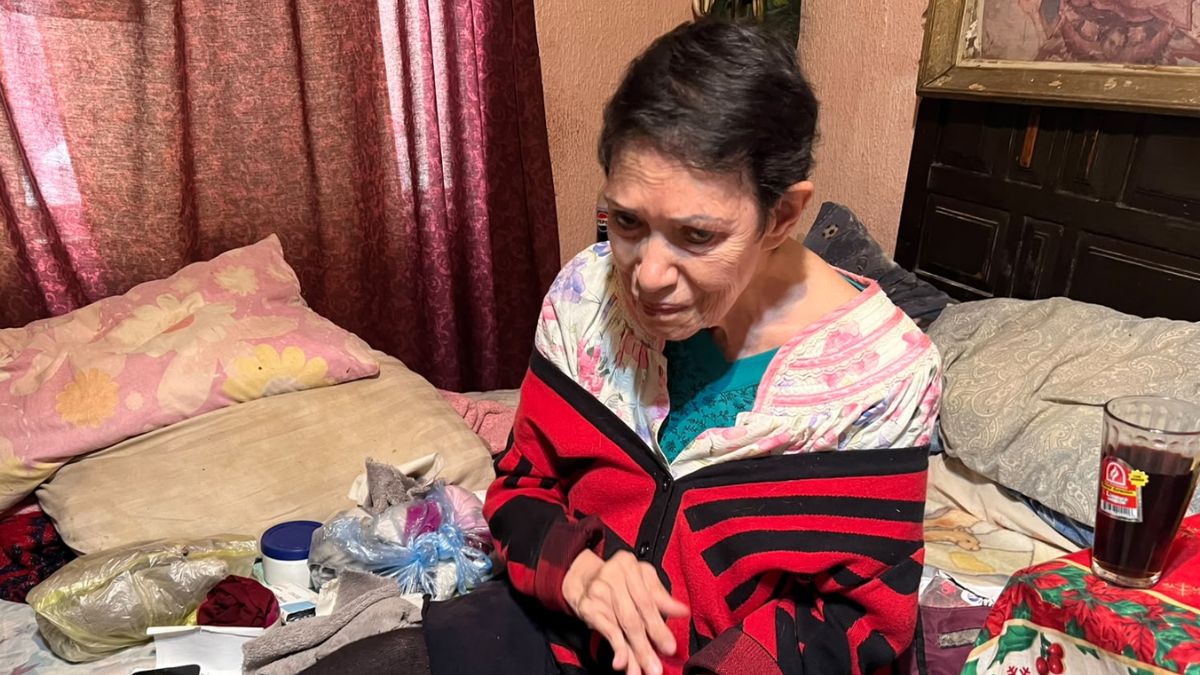 Martha Elena, postrada desde hace 16 años, pide que se respete el espacio del portón hacia adentro como su único refugio habitable.