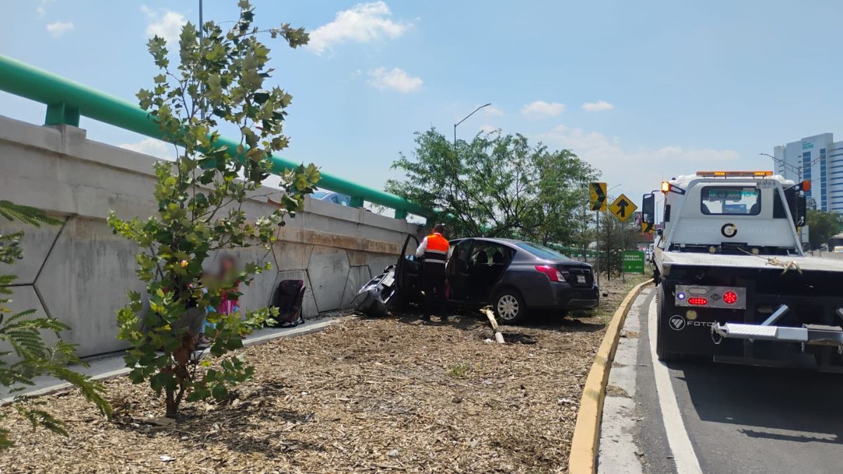 Al sitio acudieron elementos de Protección Civil de Nuevo León, quienes brindaron atención a las tres ocupantes.