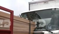 Tablones se incrustan en el parabrisas de un camión sobre Circuito Interior en la Venustiano Carranza; hay afectación vial. | Telediario