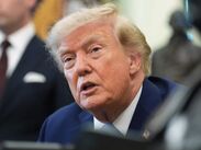 Trump limita la nacionalidad a hijos de diplomáticos y casos de fraude, desafiando la interpretación de la 14ª Enmienda.