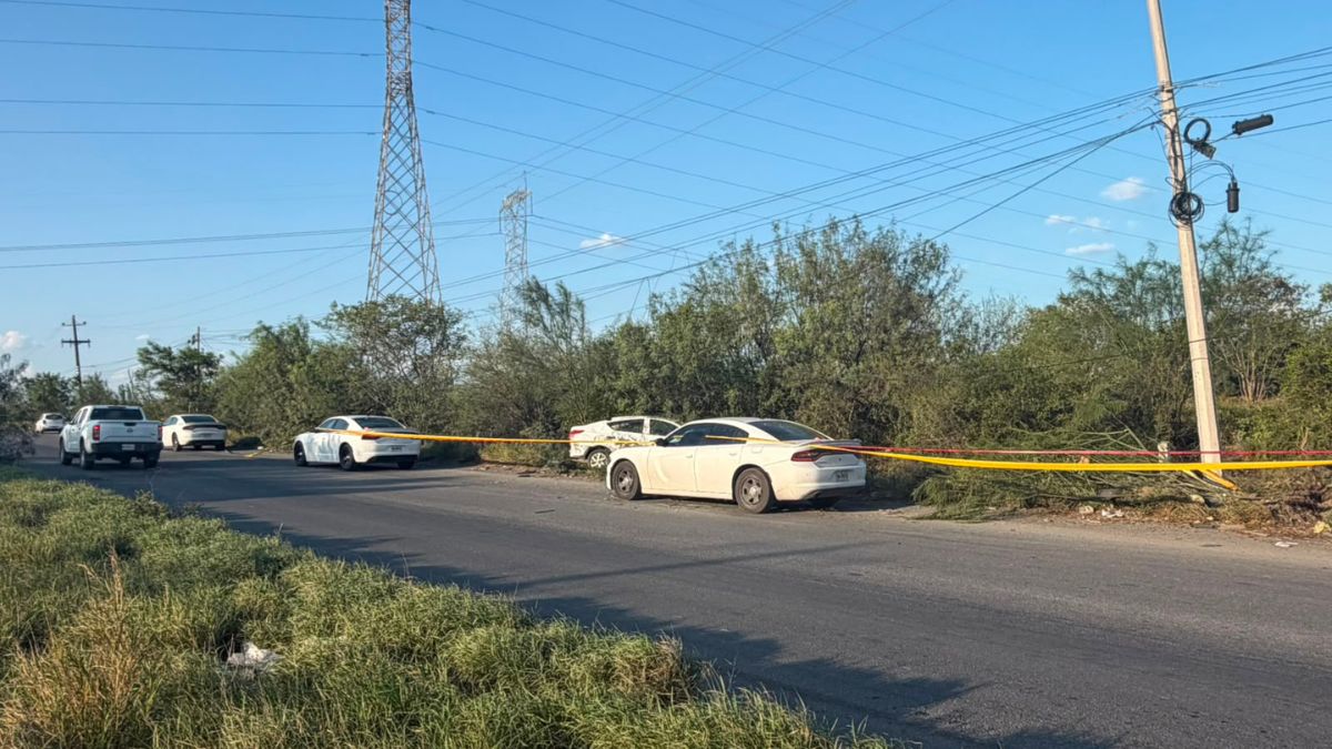 La unidad terminó fuera de la carpeta asfáltica, dentro de un terreno baldío, donde quedó prácticamente destruida.