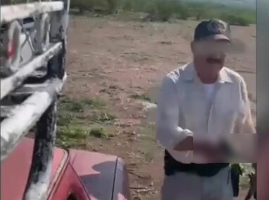 La agresión ocurrió en medio de una presunta disputa por terrenos y el acceso a un camino; el ataque quedó registrado en video.