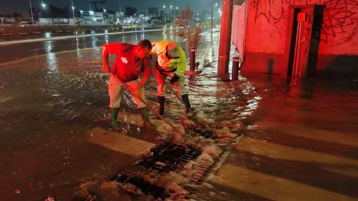 Bomberos realizan limpieza de desagüe durante la lluvia. | Protección Civil y Bomberos de Tlaquepaque