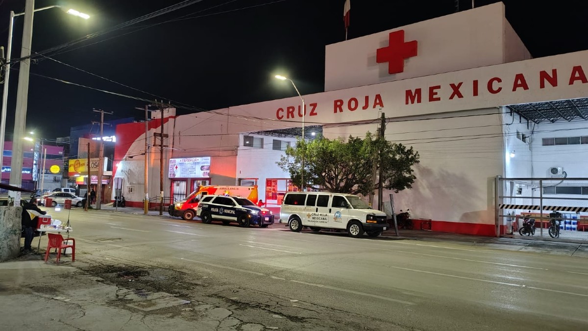 Una camioneta azul y una motocicleta chocaron en la colonia Eduardo Guerra.
