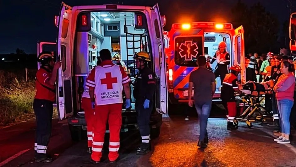 Elemento de seguridad pública arribaron al lugar del choque para atender a las personas lesionadas| Cortesía