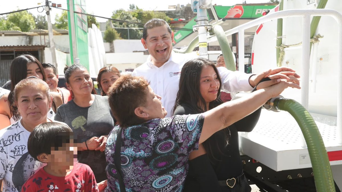 Gobernador Alejandro Armenta encabeza entrega de agua en la colonia Francisco Javier Clavijero a través del programa "Pipas del Bienestar"